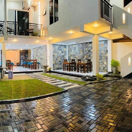 Funwhales Rest House Негомбо Екстериор снимка