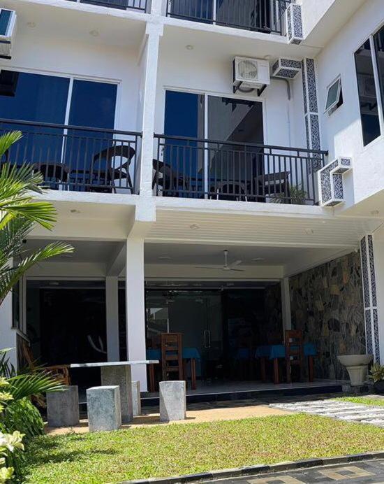 Funwhales Rest House Негомбо Екстериор снимка