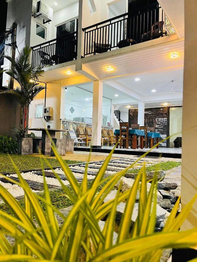 Funwhales Rest House Негомбо Екстериор снимка