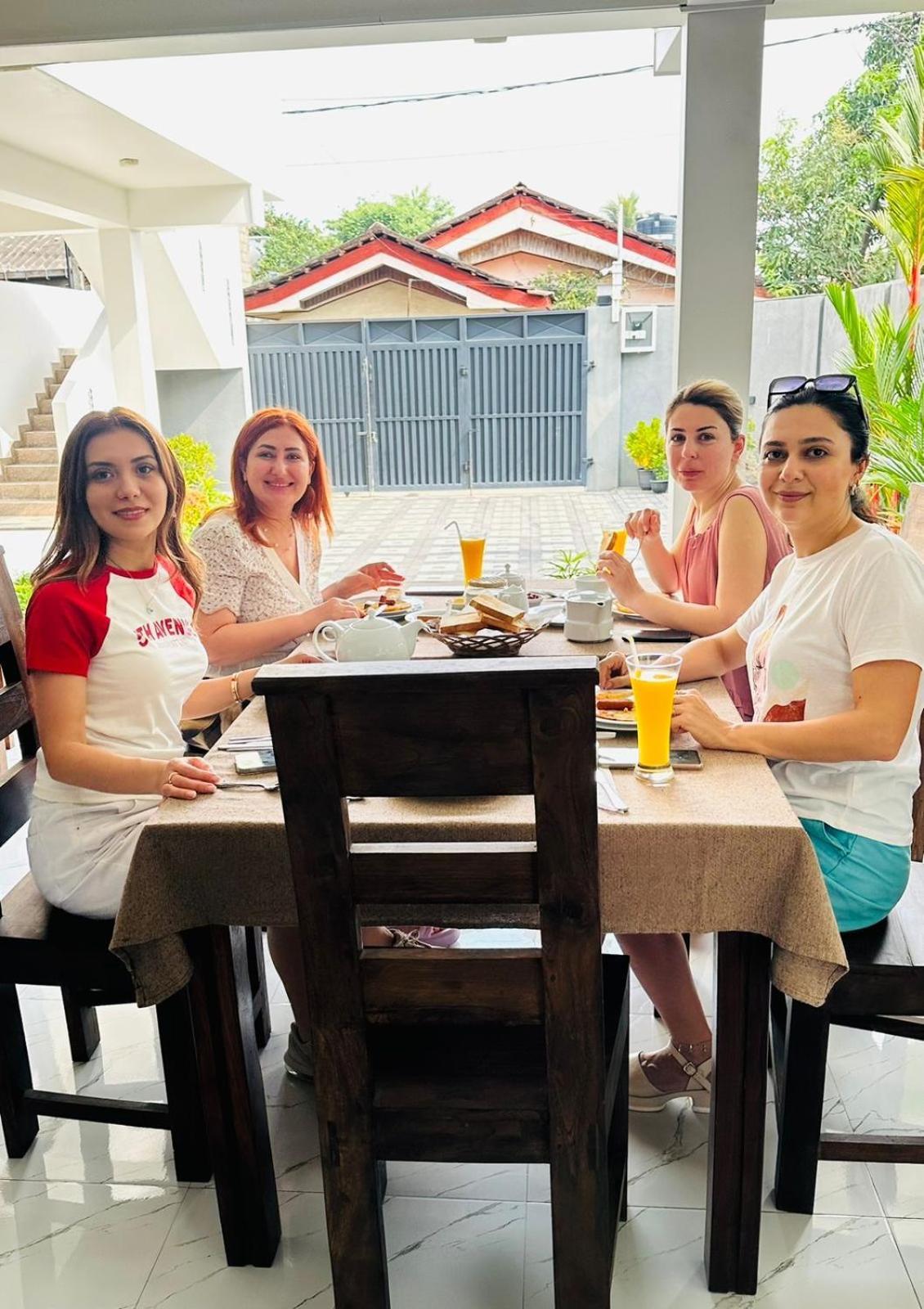 Funwhales Rest House Негомбо Екстериор снимка