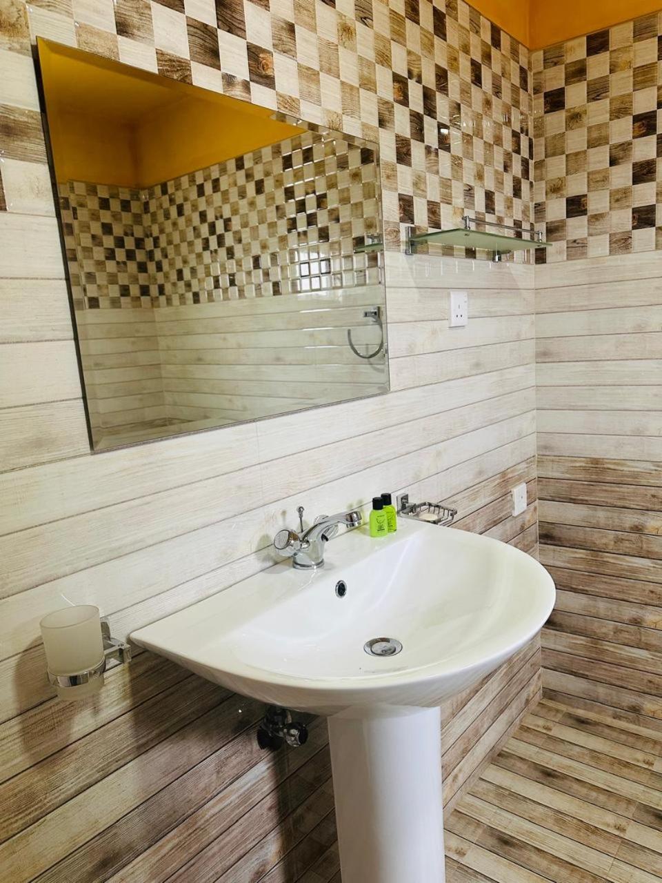 Funwhales Rest House Негомбо Екстериор снимка