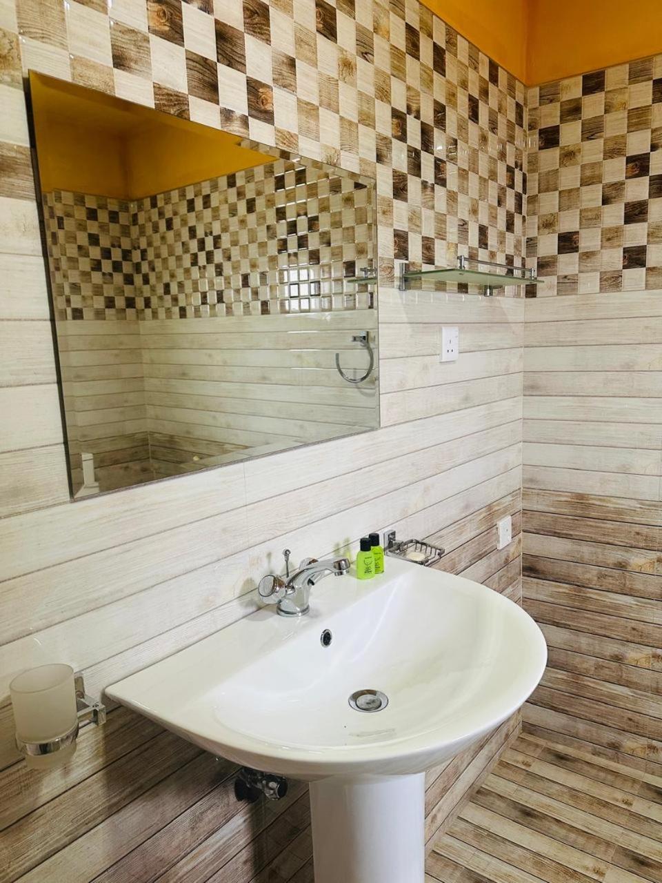 Funwhales Rest House Негомбо Екстериор снимка
