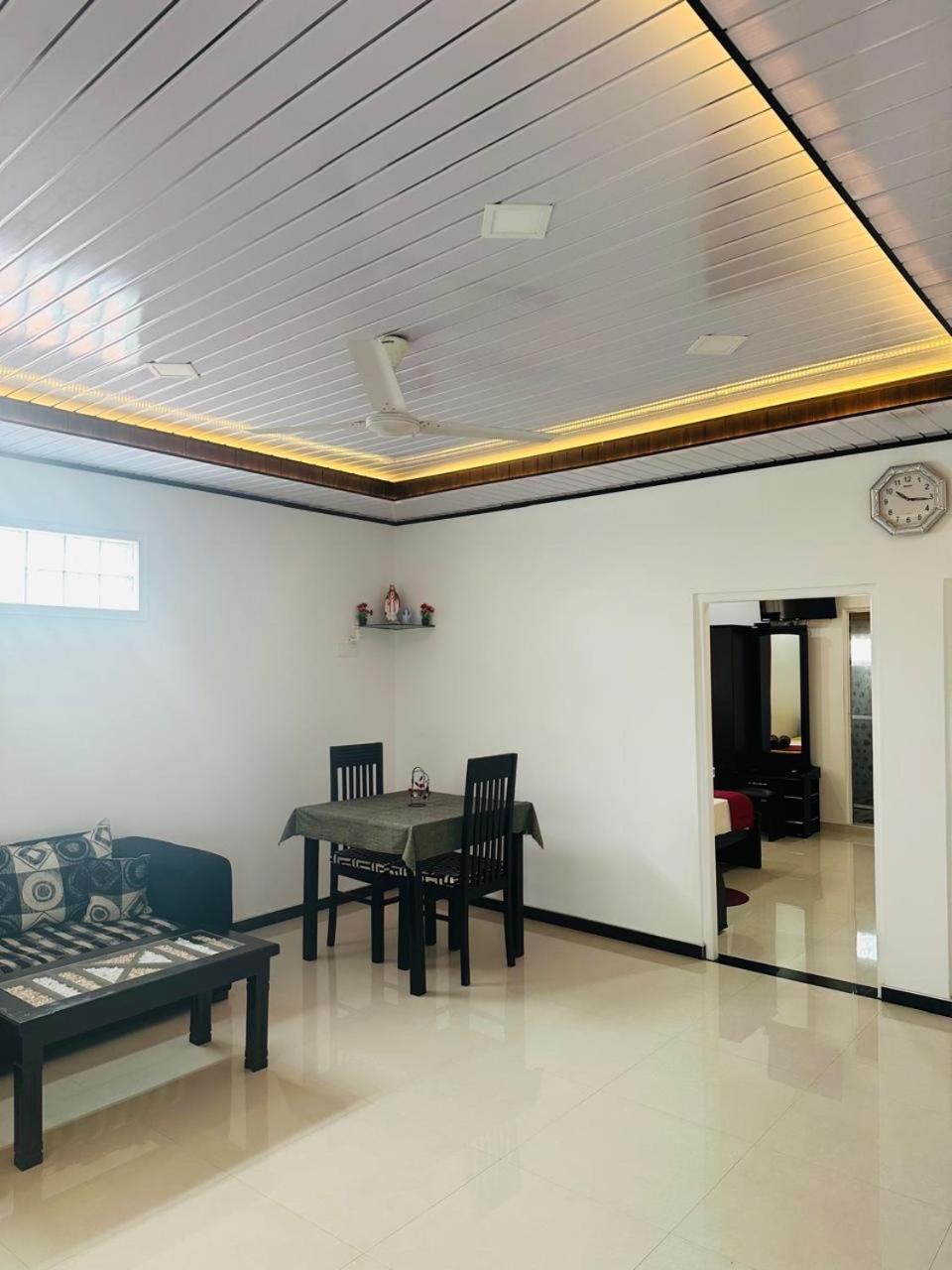Funwhales Rest House Негомбо Екстериор снимка